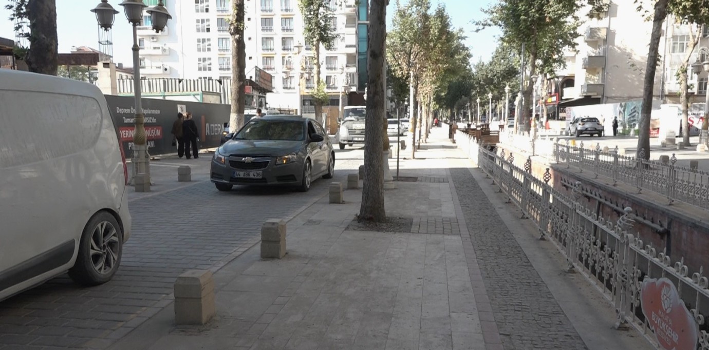 Kanalboyu Caddesi’nde yaşanan toz sorunu bölge esnafını çileden çıkardı. Esnaflar belediyenin caddeyi yıkamadığını belirterek duruma isyan ettiler.