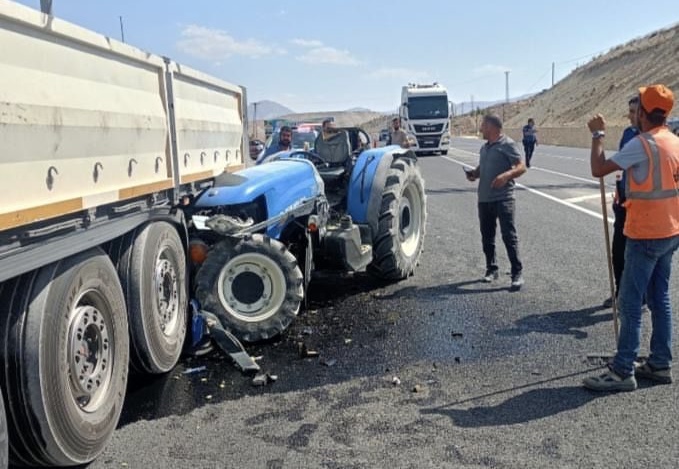 Tır İle Traktör Çarpıştı: 1 Yaralı