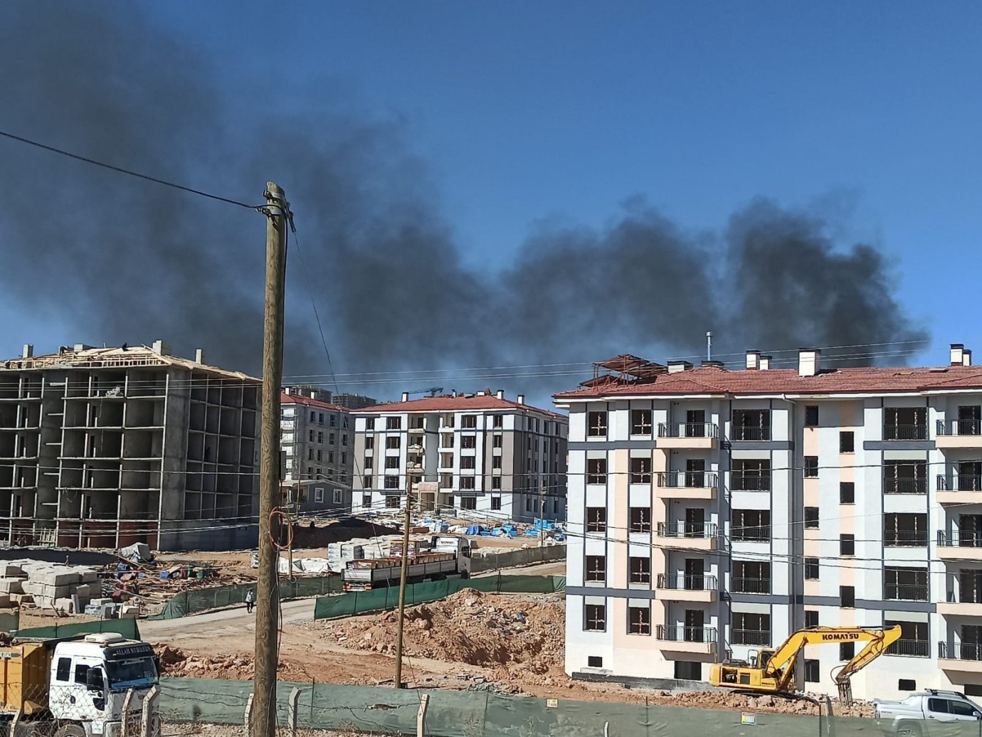 TOKİ Şantiyesinde Molozların Yakılmasıyla Gökyüzü Karardı