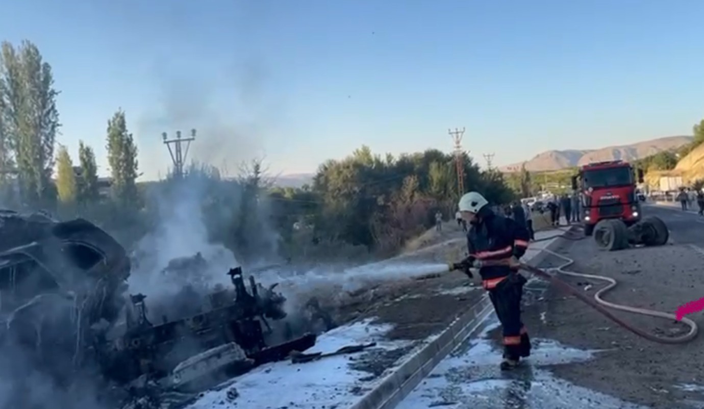 Freni Patlayan Tır Otobüse Çarpıp Alev Aldı
