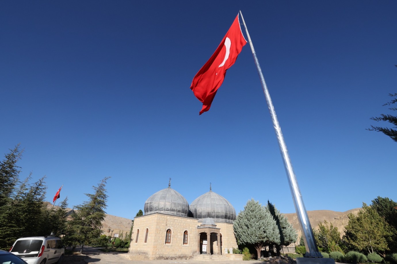  Dev Türk Bayrağı İlçenin Simgesi Oldu