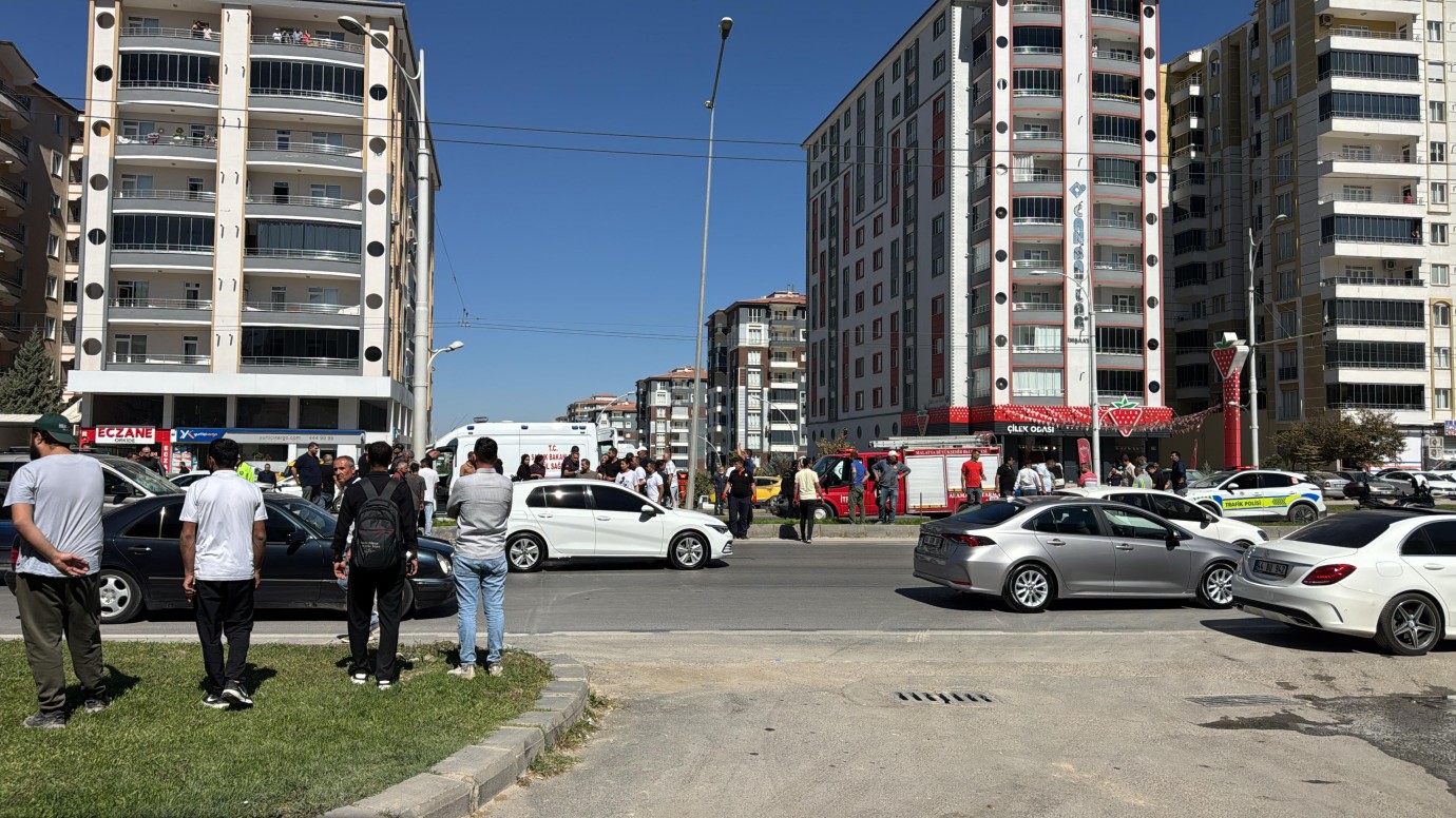Kamyonet Yayalara Çarptı: 3 Yaralı