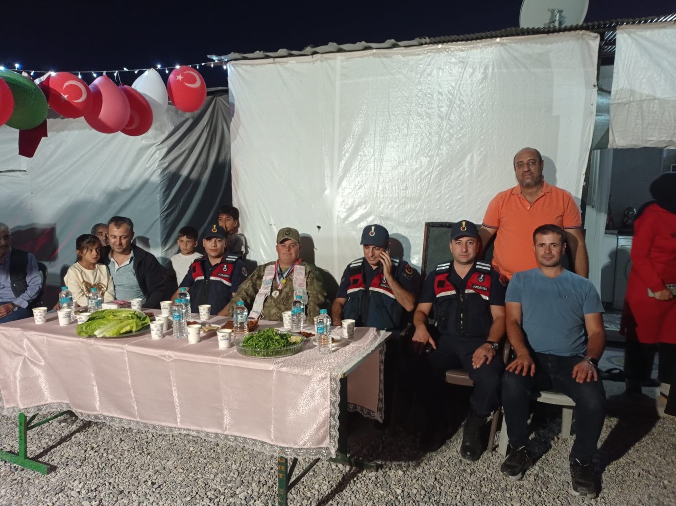 Depremzedelerden Genç Ferhat’a Asker Kıyafeti Sürprizi