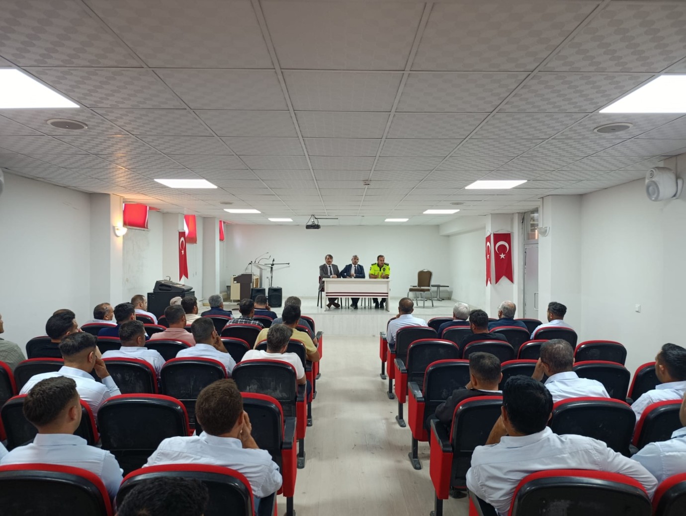 Malatya’da Okul Servisi Sürücülerine Trafik Güvenliği Eğitimi Verildi