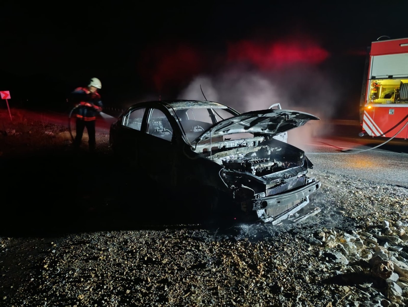 Çelikhan Yolu Üzerinde Araç Yangını 