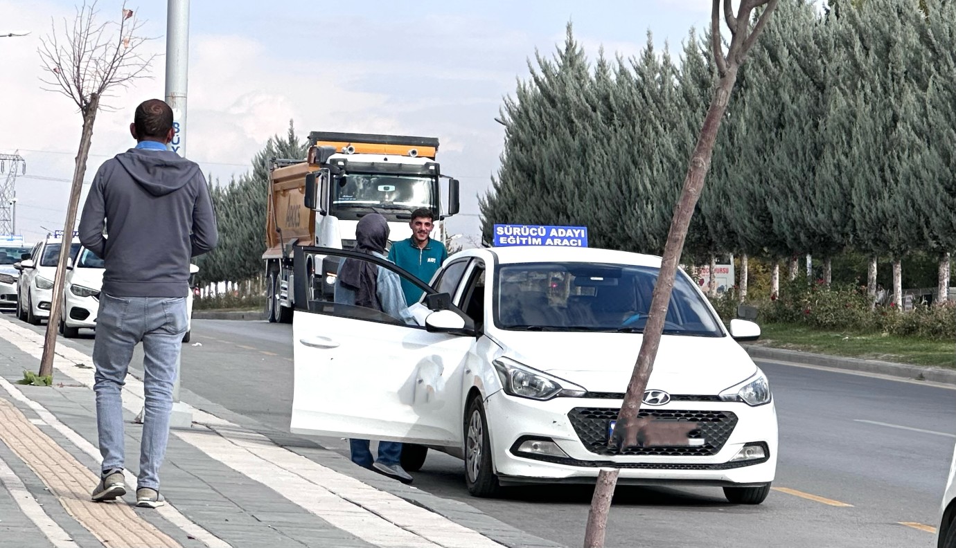 Malatya’da Şehir Mezarlığı Yolu Sürücü Adayları İçin Tehlike Saçıyor