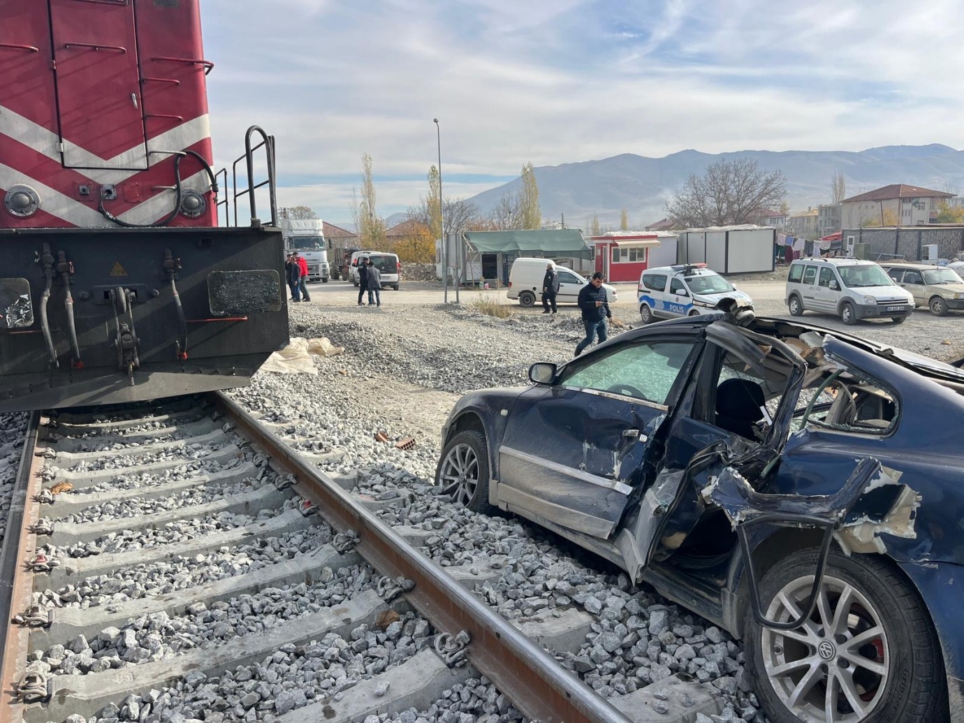Saniyelerle Kurtuldular! Malatya Doğanşehir’de Tren Otomobile Çarptı