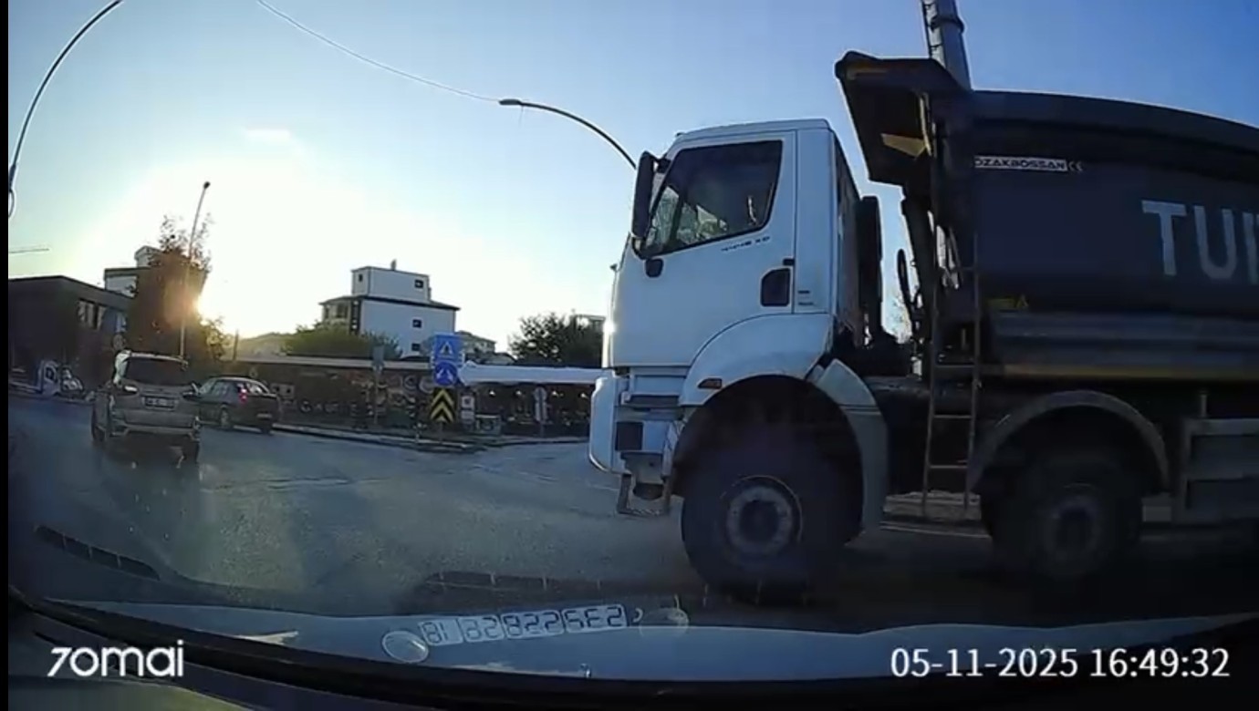 Malatya’da Kavşakta Tehlike: Hafriyat Kamyonu Kural Tanımadı