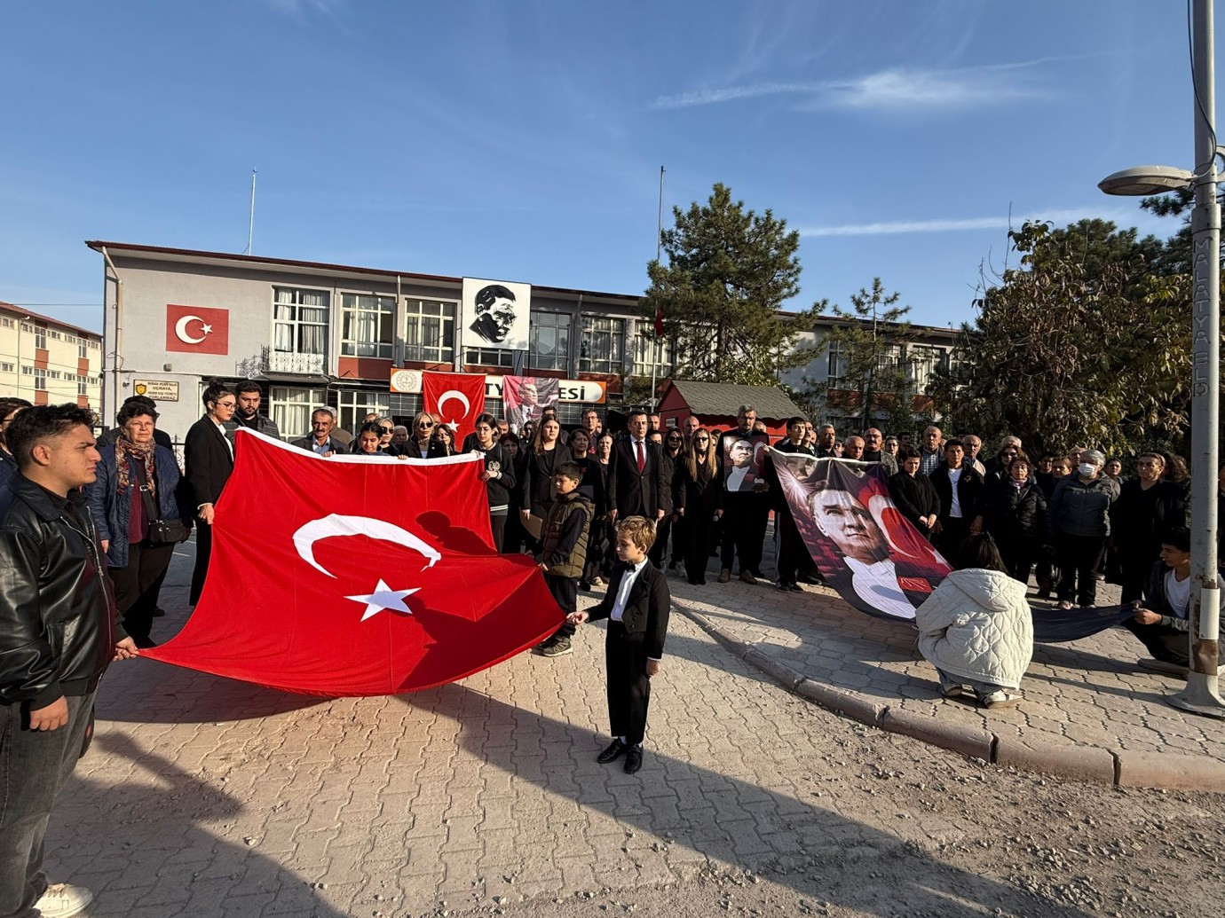 CHP İlçe Örgütleri Okul Önlerinde Ata’yı Anma Programı Düzenledi