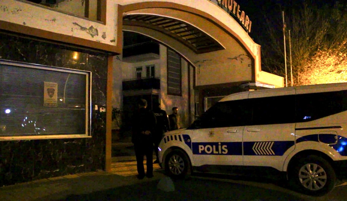 Orta Hasarlı Binaya Girmeye Çalışan Hırsızlar, Fark Edilince Ateş Açtı