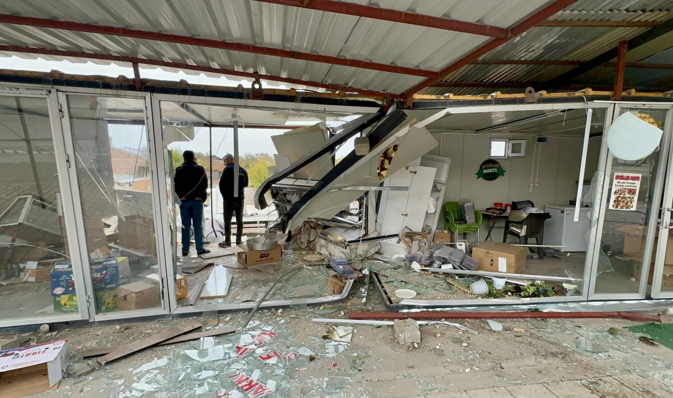 Yeşilyurt’ta Korku Dolu Anlar: Kadın Esnaf Saniyelerle Ölümden Döndü
