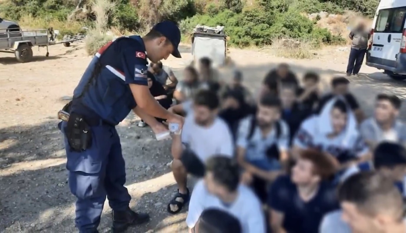 Jandarmadan Düzensiz Göçe Büyük Darbe: 69 Organizatör Yakalandı, 47’si Tutuklandı