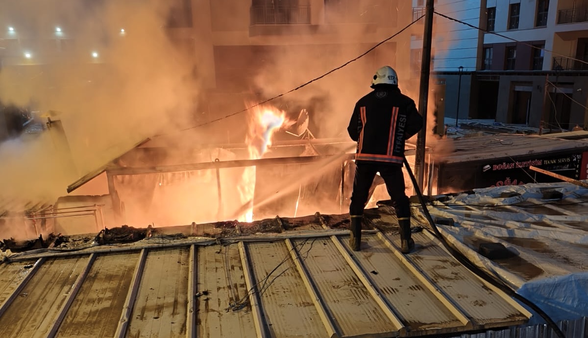 Malatya’da Gece Yarısı Çarşı Konteynerlerinde Yangın: 2 İş Yeri Küle Döndü
