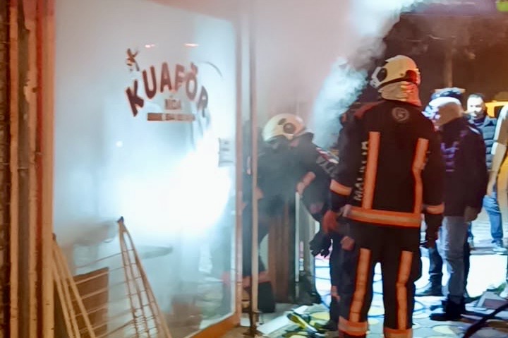 Cezmikartay Caddesi’nde Kuaförde Yangın: Hızlı Müdahale Büyümeyi Önledi