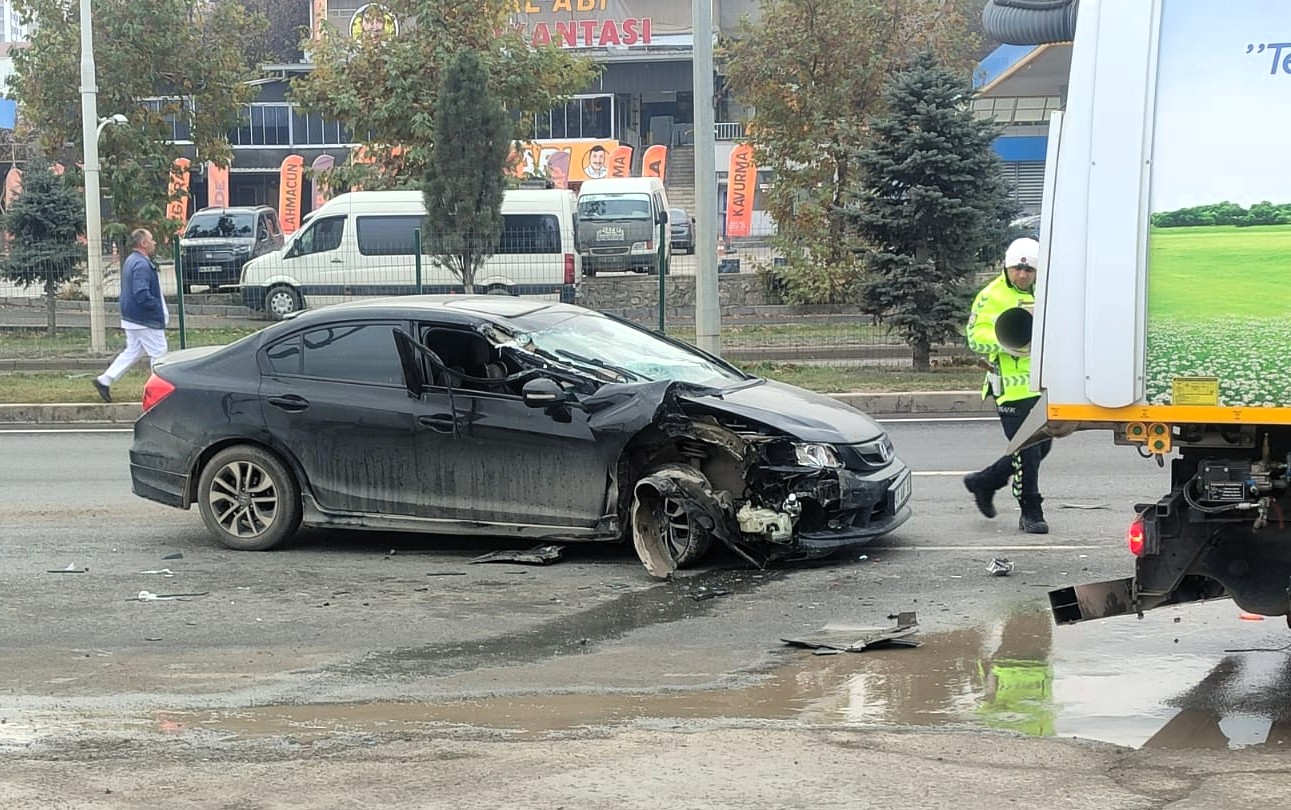 Otomobil Çöp Kamyonuna Çarptı: Sürücü Ölümden Döndü