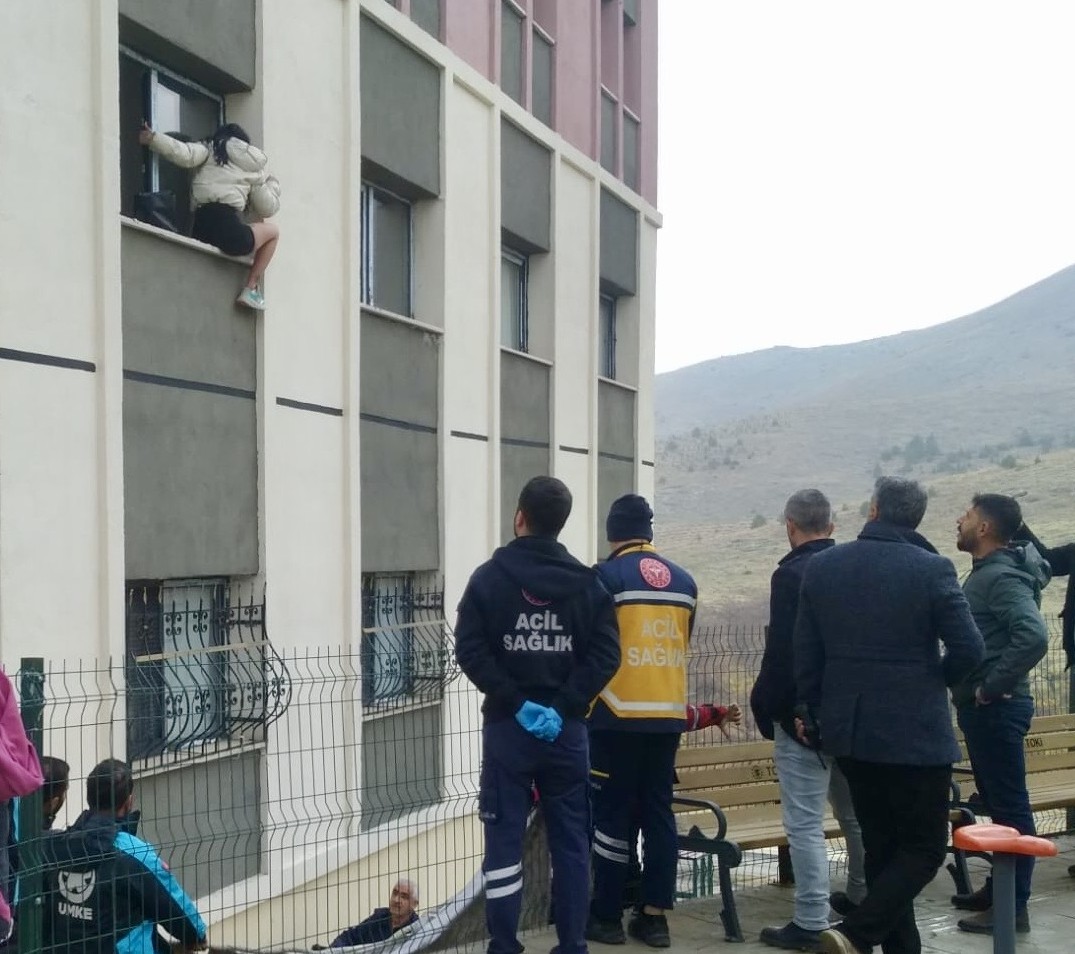 Yakalanacağını Anlayınca İkinci Kattan Atladı