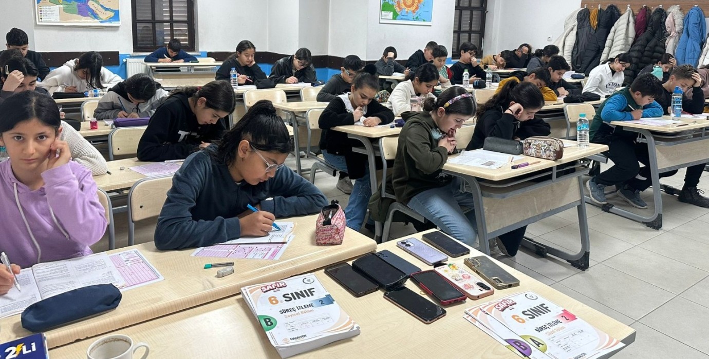 Büyükşehir Eğitim Merkezlerinde Yapılan Deneme Sınavına 1350 Öğrenci Katıldı
