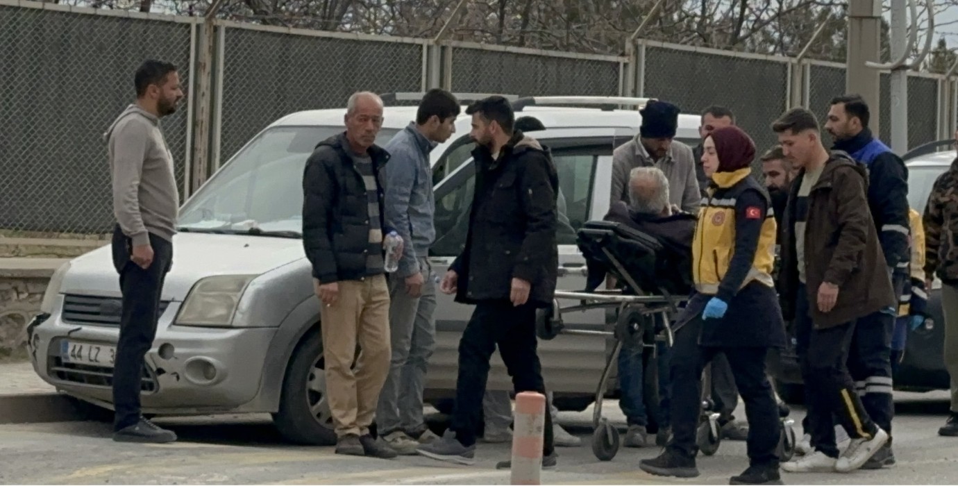 Direksiyon Başında Rahatsızlanan Sürücü Kaldırıma Çarptı
