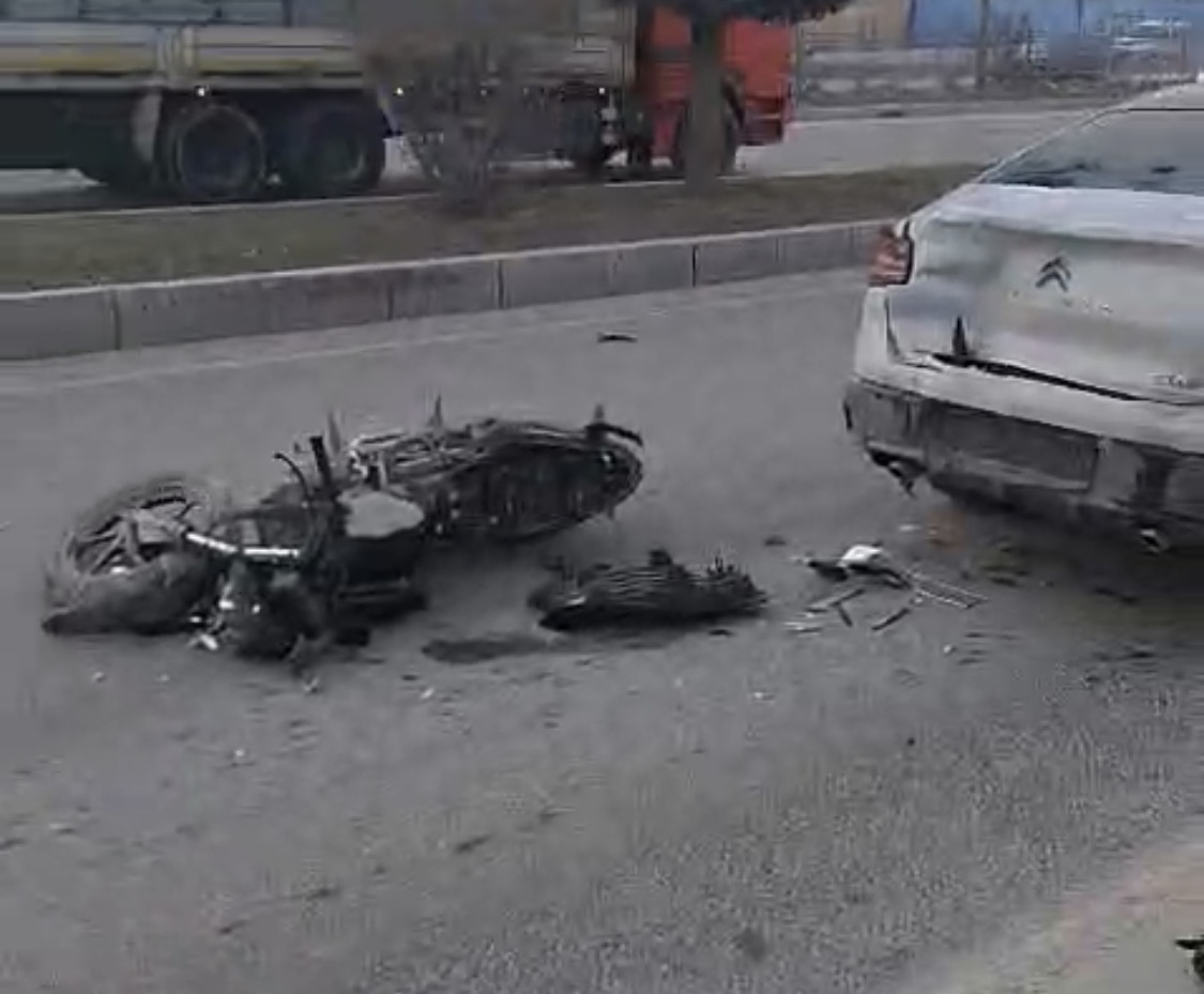 Otomobil İle Motosiklet Çarpıştı: 17 Yaşındaki Sürücü Yaralandı