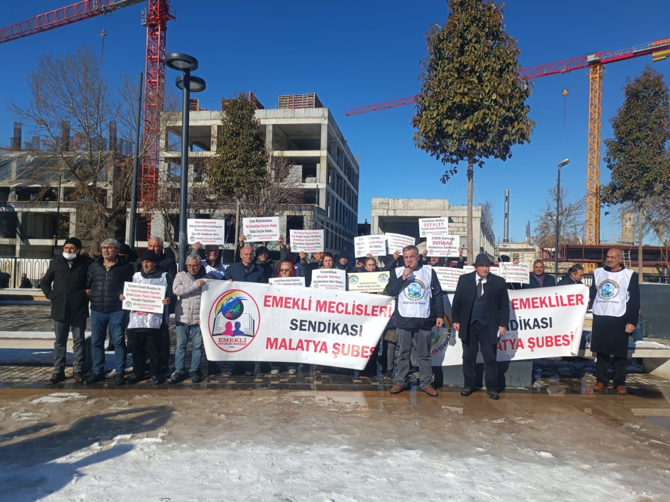 Malatay'da Emeklilerden “Geçim Yoksa Seçim Var” Çağrısı