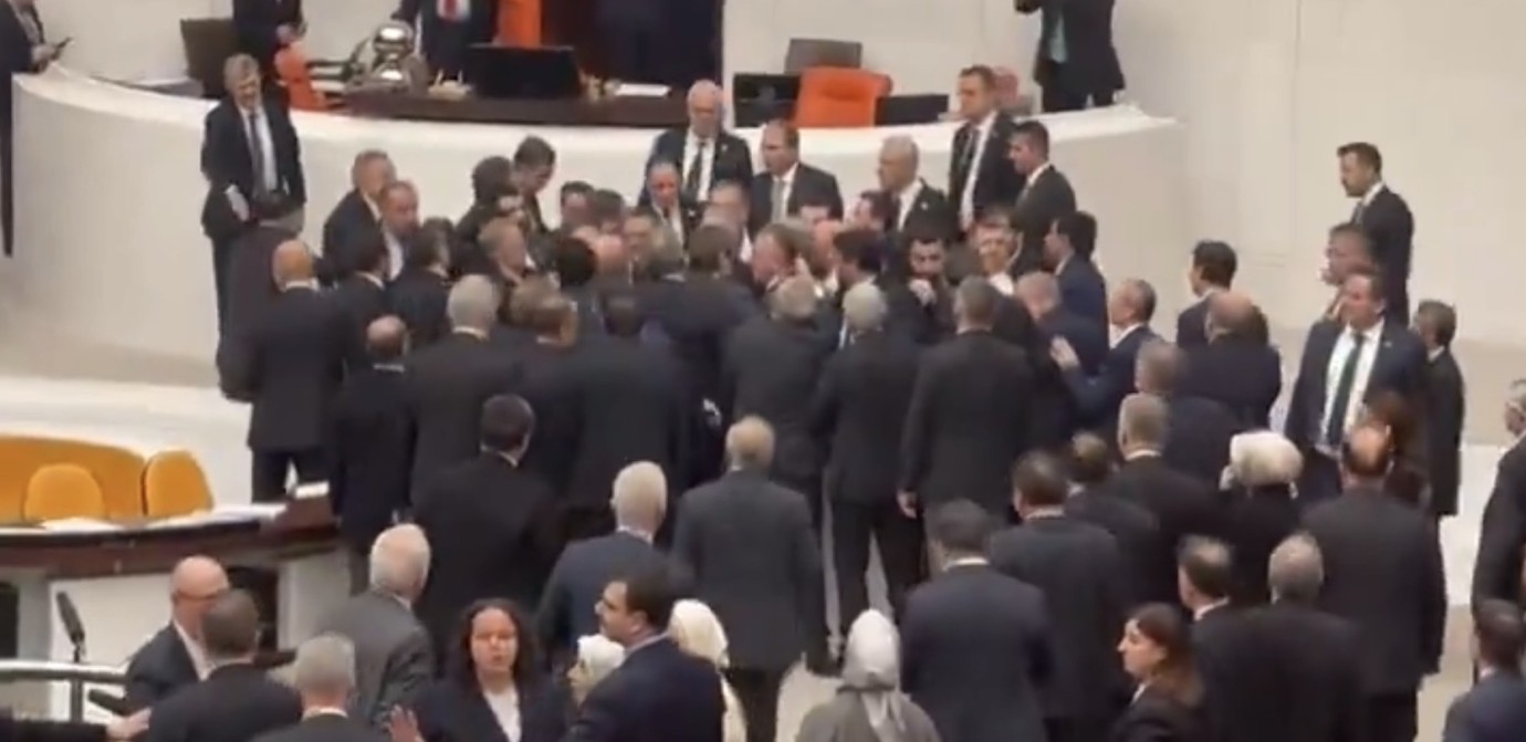 Melis'te Ağbaba’nın Tabutlu Protesto Girişimine AKP'li Vekiller Engel Oldu!