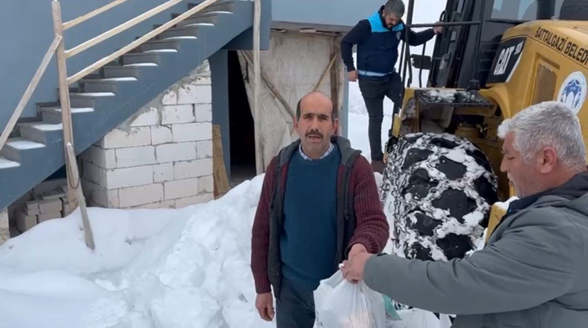 Battalgazi Belediyesi Ekipleri 21 Kilometre Yolu Açtı, Kanser Hastasına İlaç Ulaştırıldı