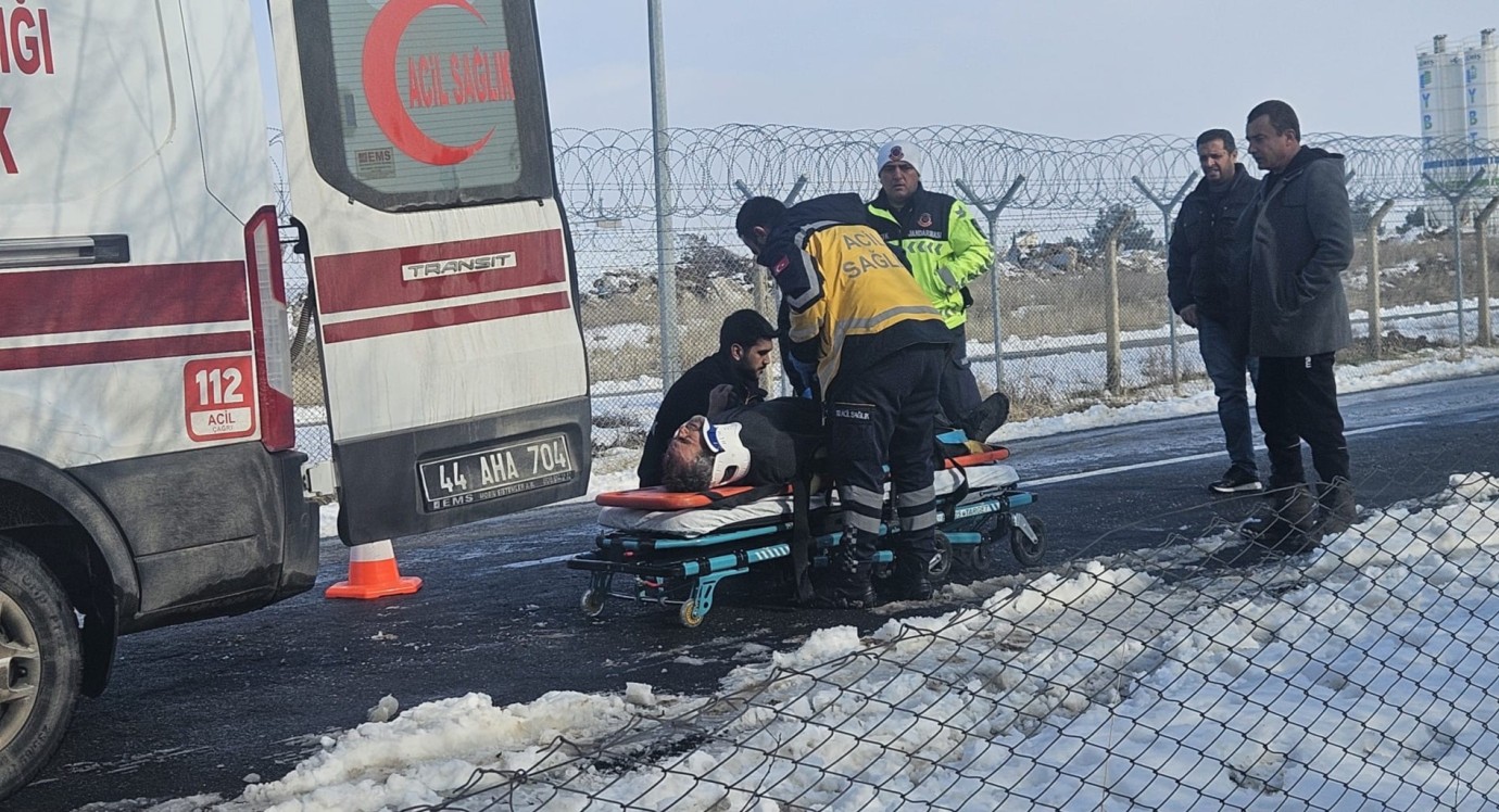 Havaalanı İstikametinde Minibüs Yoldan Çıktı 1 Kişi Yaralandı