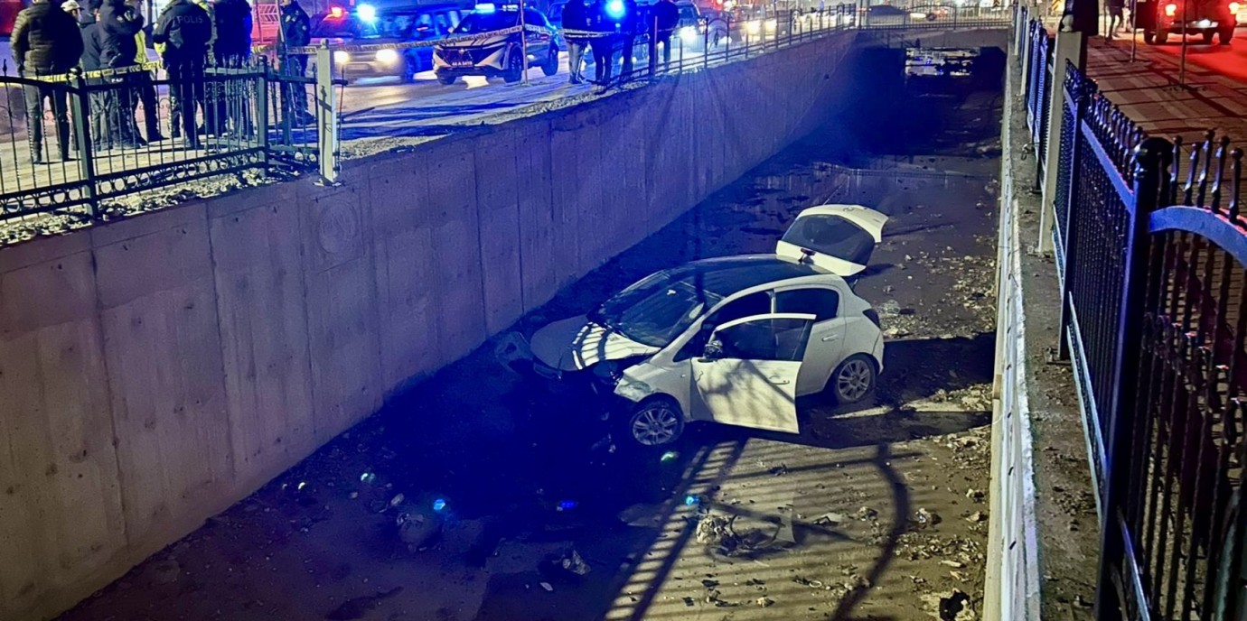 Aracının Kontrolünü Kayıp Edince Sulama Kanalına Uçtu