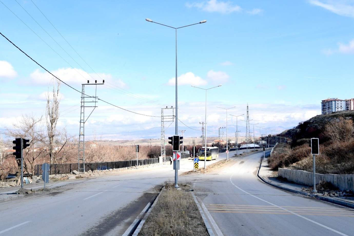 Büyükşehir Trafikte Güvenliği Artırıyor: Yoğun Noktalara Sinyalizasyon Kuruluyor