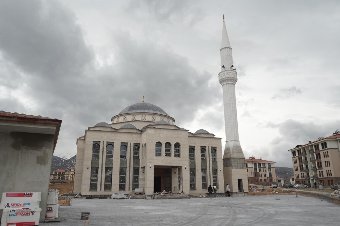 Vali Yavuz: Deprem Konutlarındaki Camileri Ramazan’a Yetiştirmek İçin Çalışıyoruz