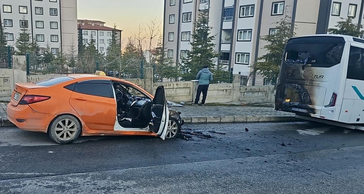 Sabah Saatlerinde İki Araçta Yangın Çıktı!