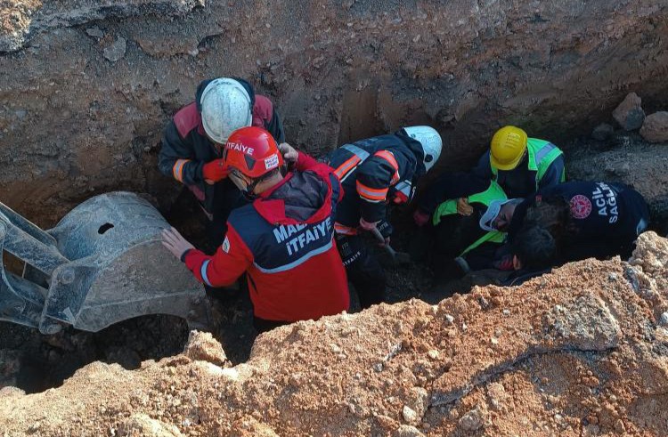 Doğanşehir TOKİ Çalışmasında Göçükte 2 İşçi Yaralandı