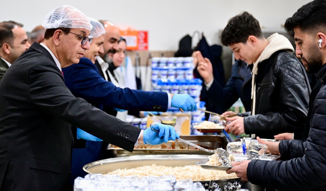 İlhan Geçit, İftarı Öğrencilerle Birlikte Yaptı