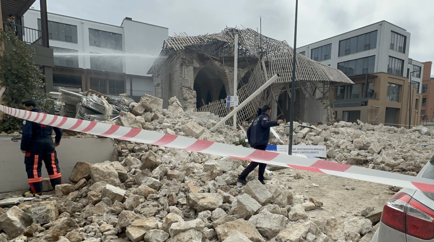 Çınarlı Camii Restorasyonu Çöktü 1 Kişi Yaralandı!
