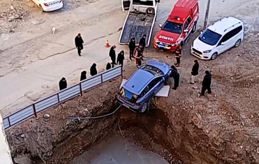 Araç, İnşaat Temeline Düşmekten Son Anda Kurtarıldı!