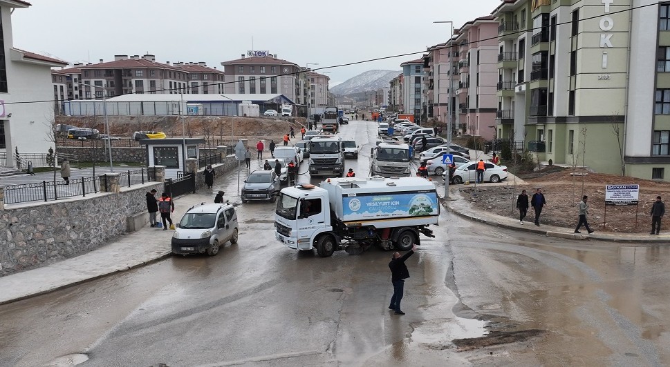 Yeşilyurt Belediyesi Deprem Konutlarında Bayram Öncesi Temizlik Çalışmalarını Yoğunlaştırdı