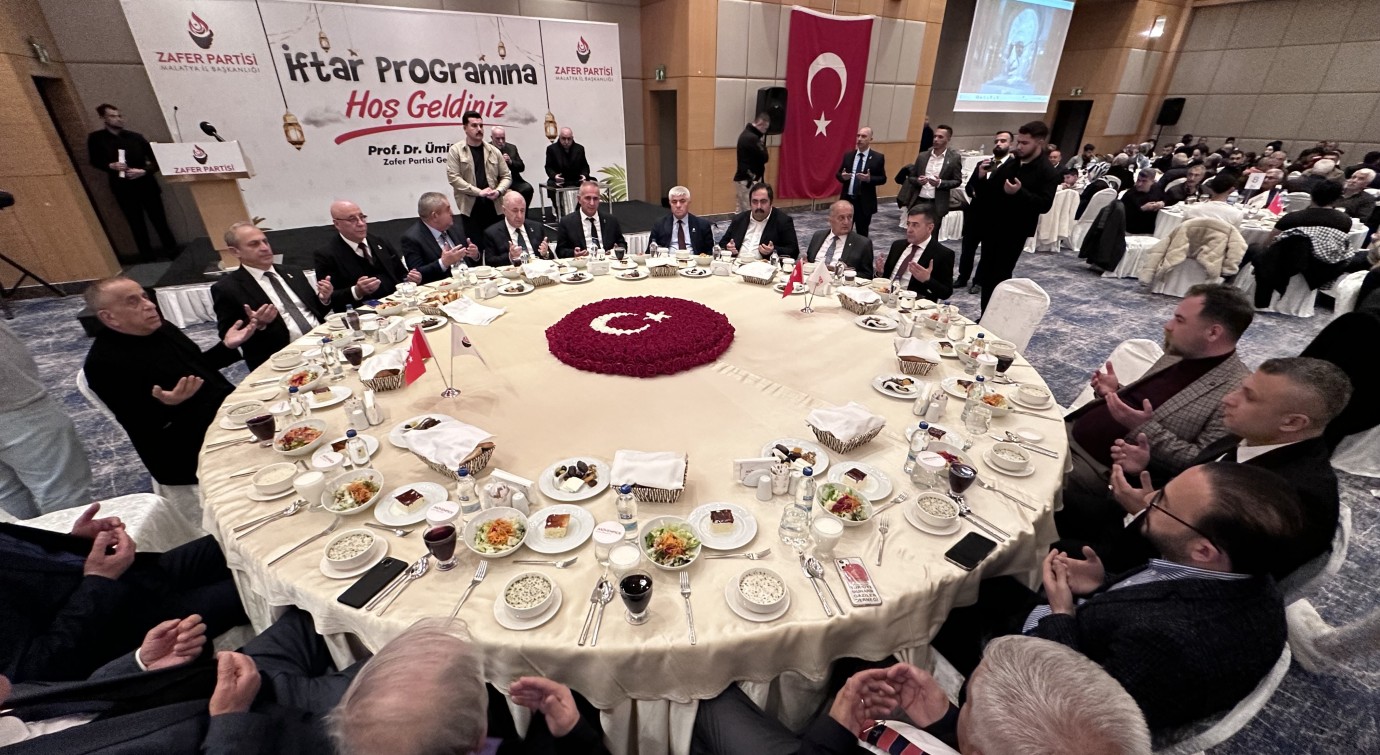 Ümit Özdağ, Zafer Partisi’nin İftar Yemeğinde Malatyalılarla Buluştu