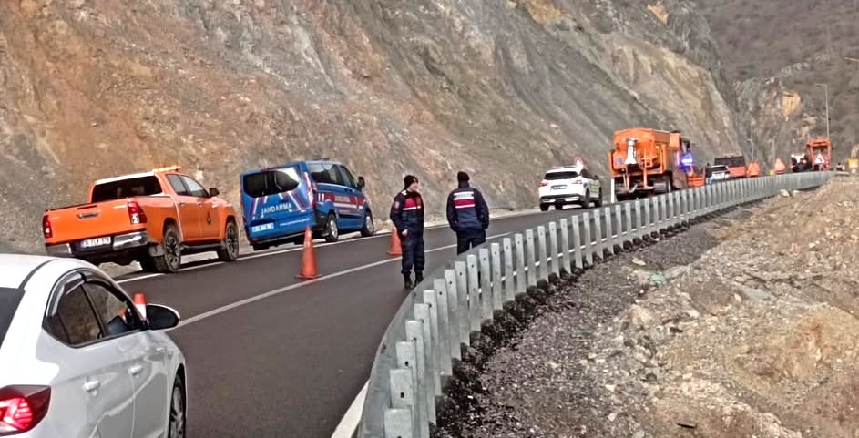 Erkenek’te Heyelan Nedeniyle Kapanan Yol Trafiğe Açıldı