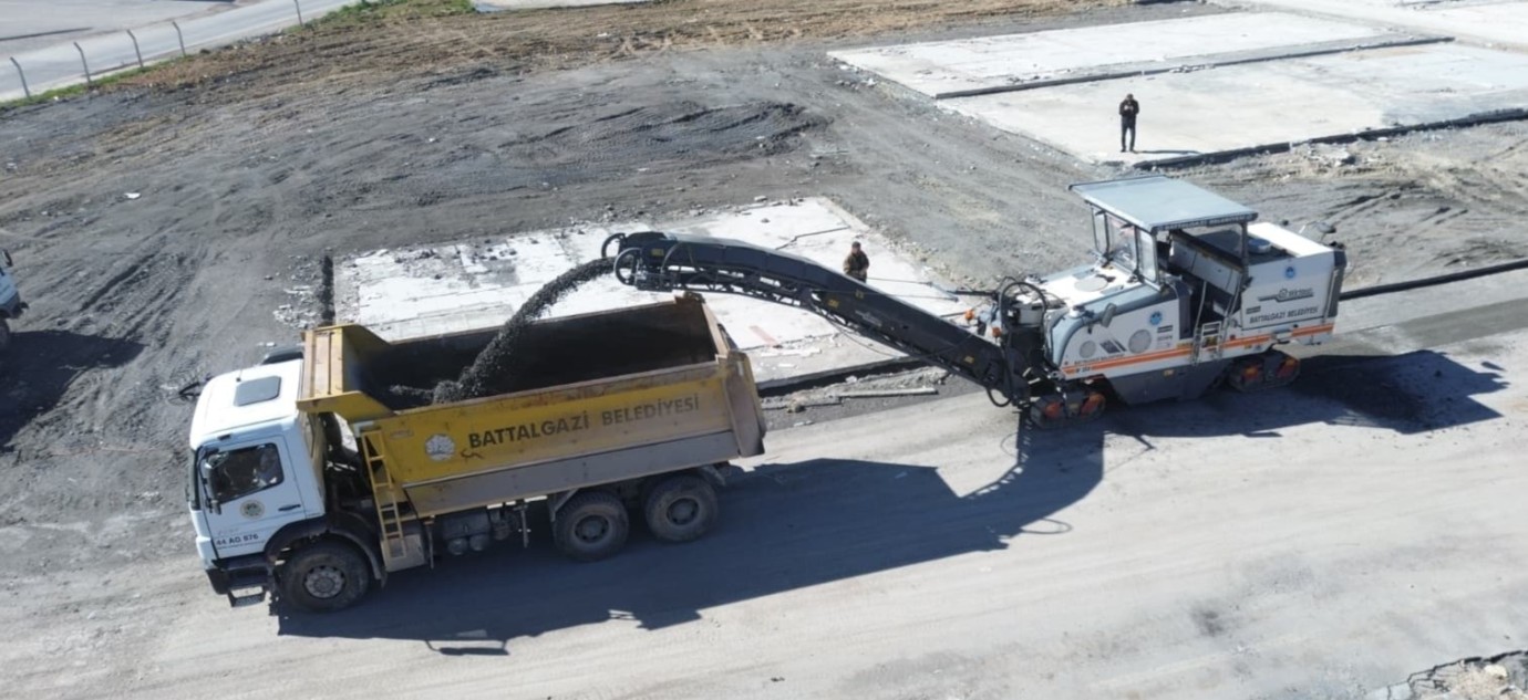 Battalgazi’de Sökülen Asfalt Kırsal Yollarda Değerlendiriliyor