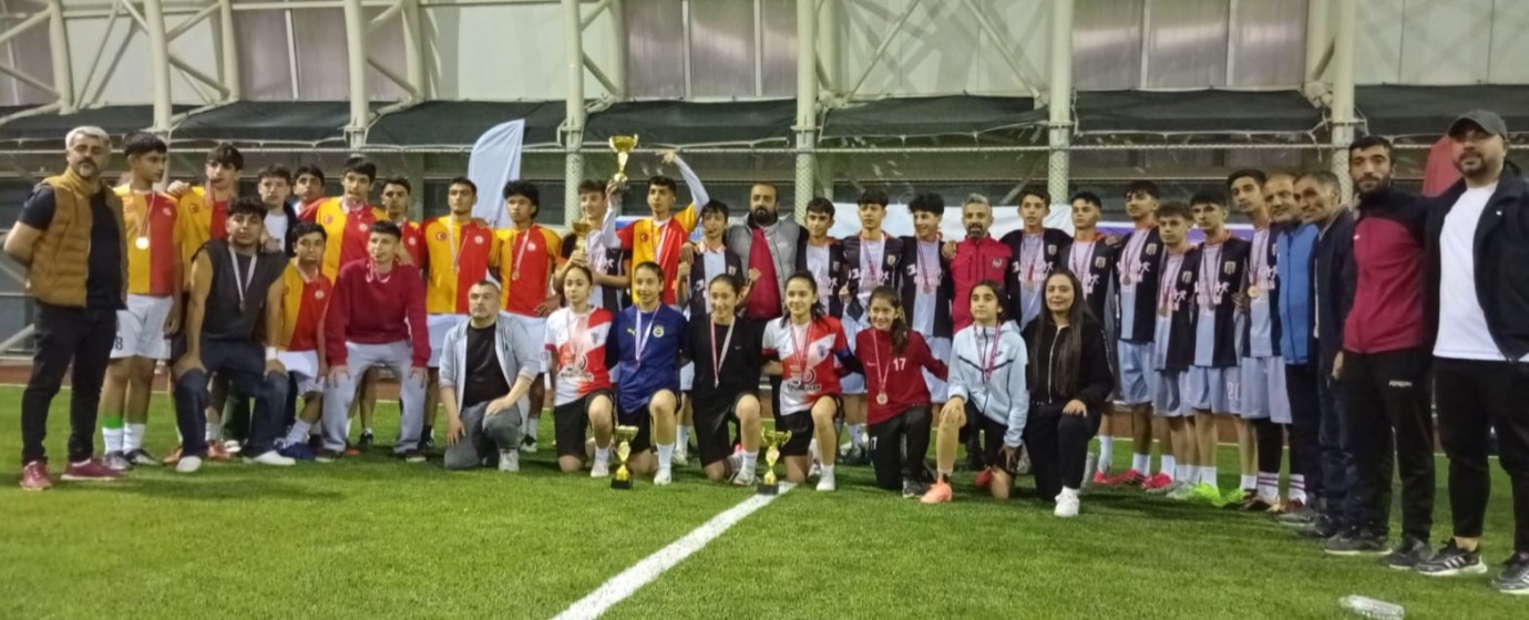 Malatya Galata Spor, Hem Kızlar Hem De Erkeklerle Mücadele Etti
