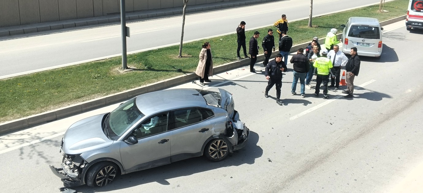 Çevreyolunda Otomobil Refüje Savruldu!
