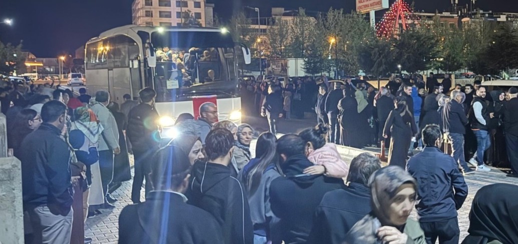 İlk Hac Kafilesi Gözyaşlarıyla Uğurlandı