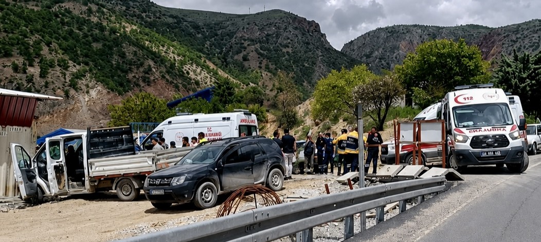 Kamyonet Şantiyeye Daldı 3 Kişi Yaralandı!