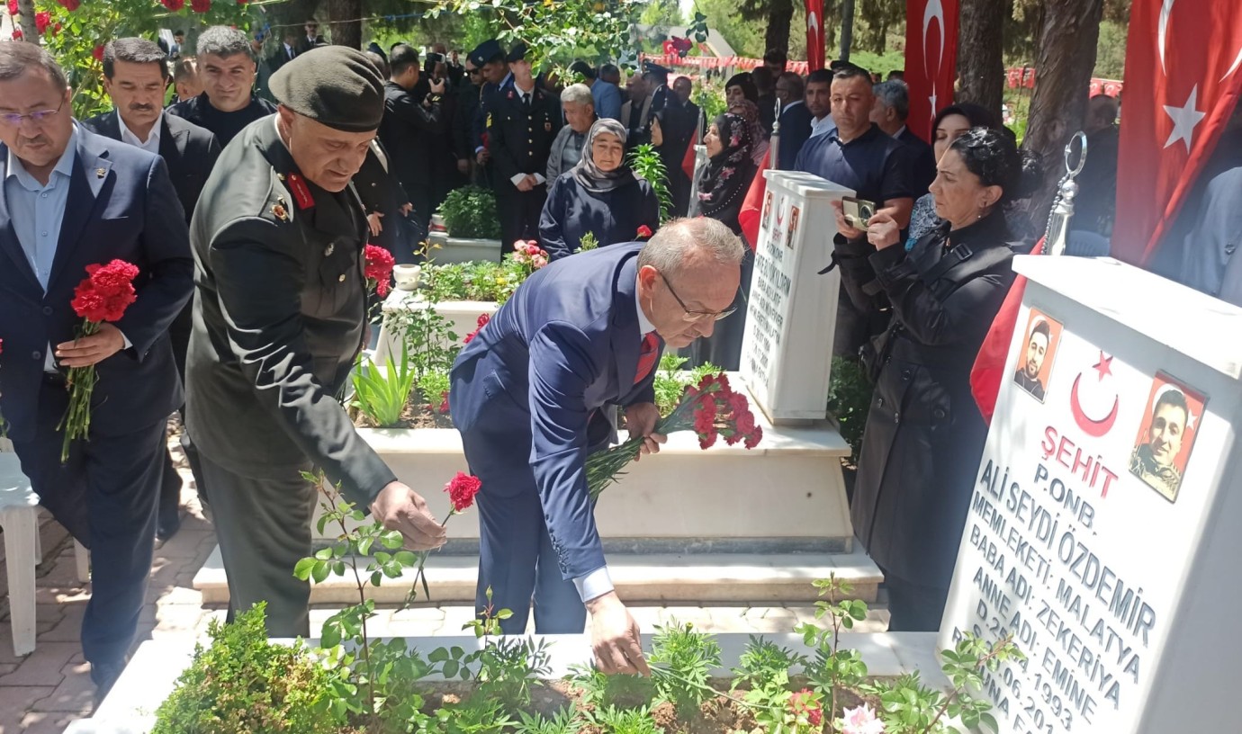 Arife Günü Şehitlikte Duygu Dolu Ziyaret