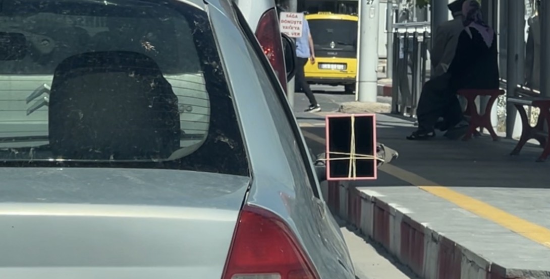 Dikiz Aynasının Yerine Makyaj Aynası Taktı!