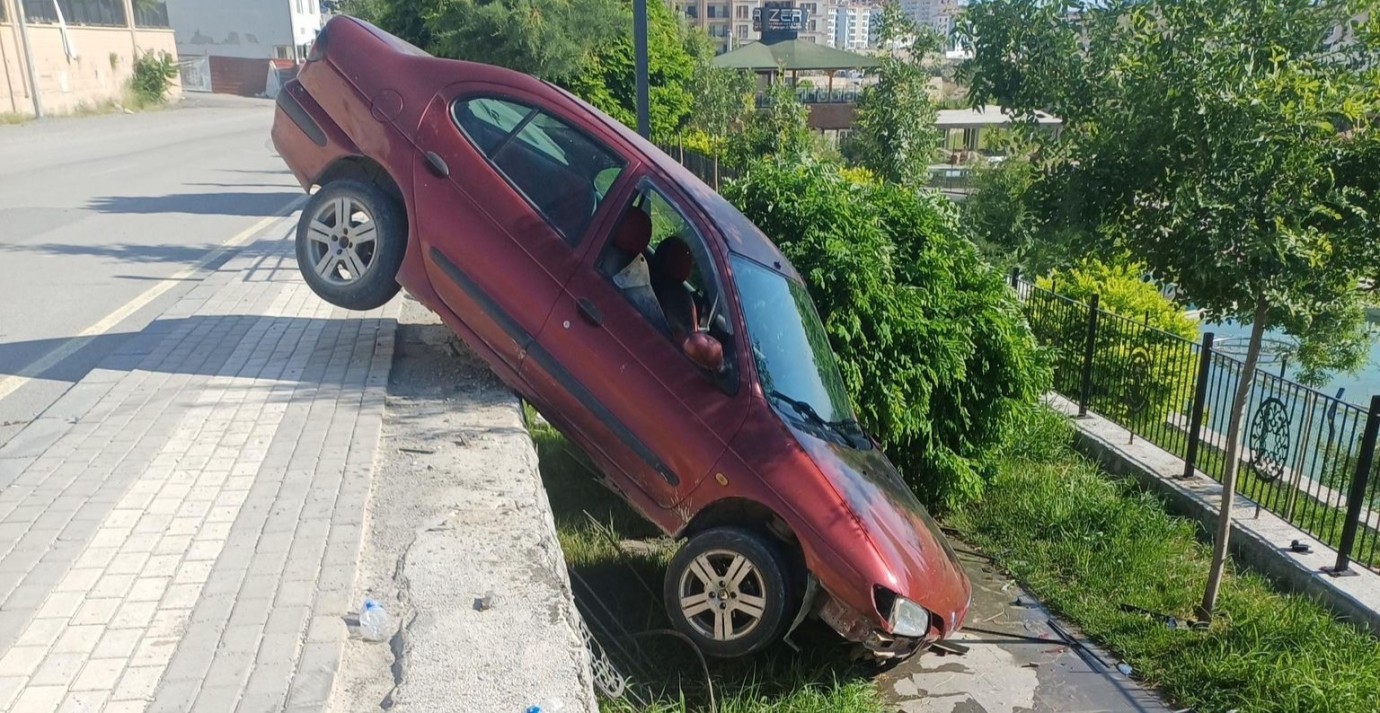 Otomobil Dereye Düşmekten Son Anda Kurtuldu!