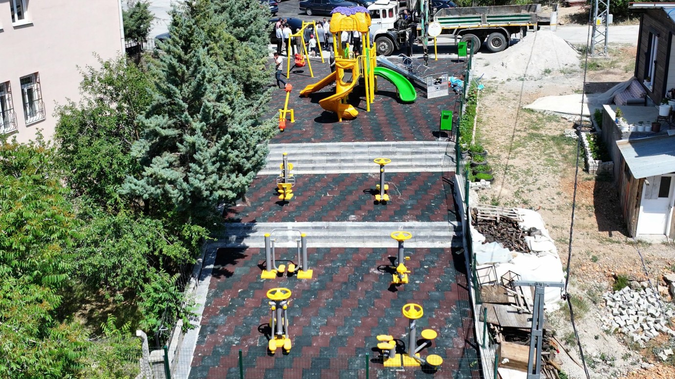 Yeşilyurt Belediyesi’nden Banazı’ya ‘Güneş Enerjili’ Çocuk Parkı!