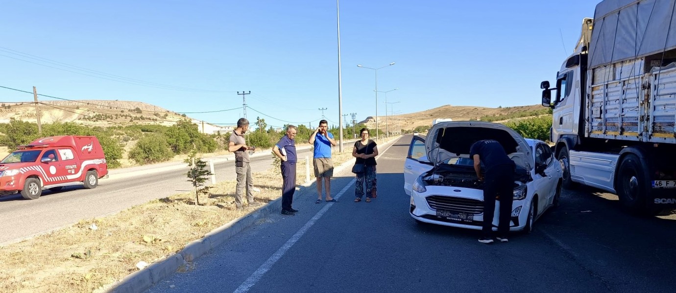 Arguvan Kavşağı’nda Lastik Patladı, Otomobil Karşı Şeride Geçti