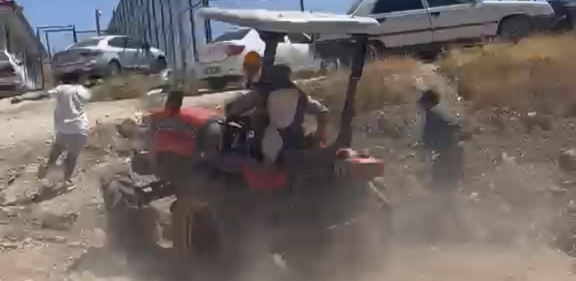 Traktörü Kalabalığın Üzerine Sürdü, Köy Korucusunu Ağır Yaraladı!
