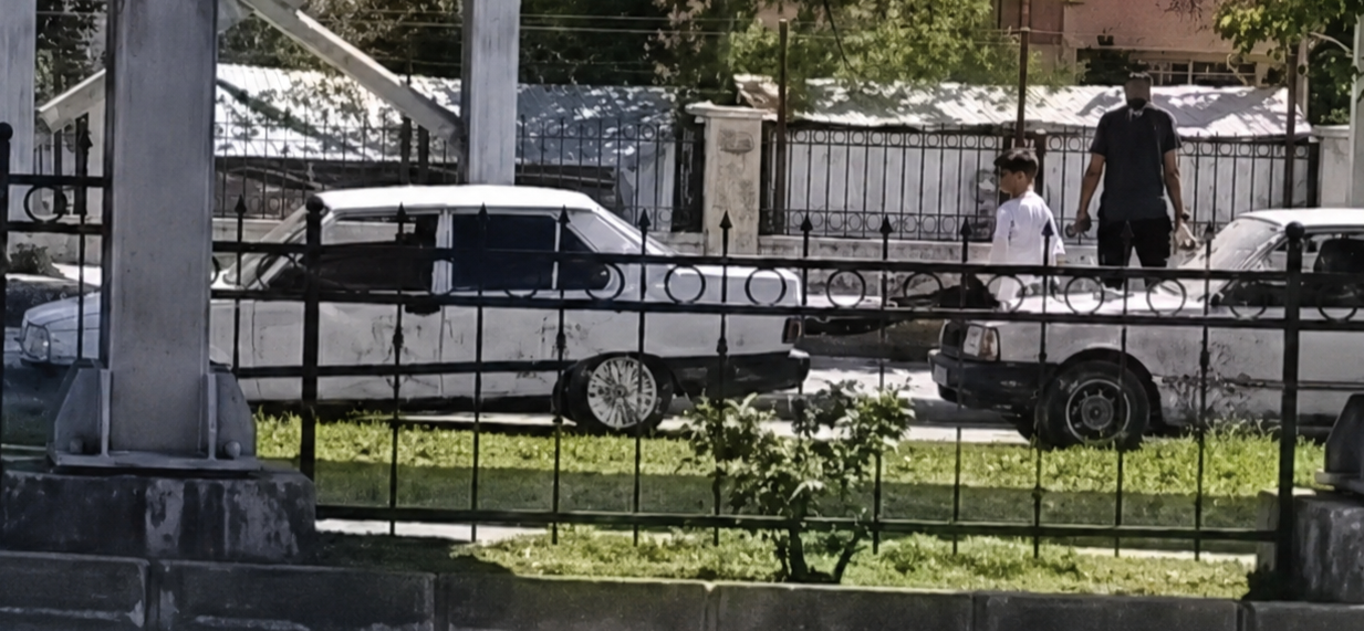 Kuralları Hiçe Saydı, Aracı Ayaklarıyla İtti!